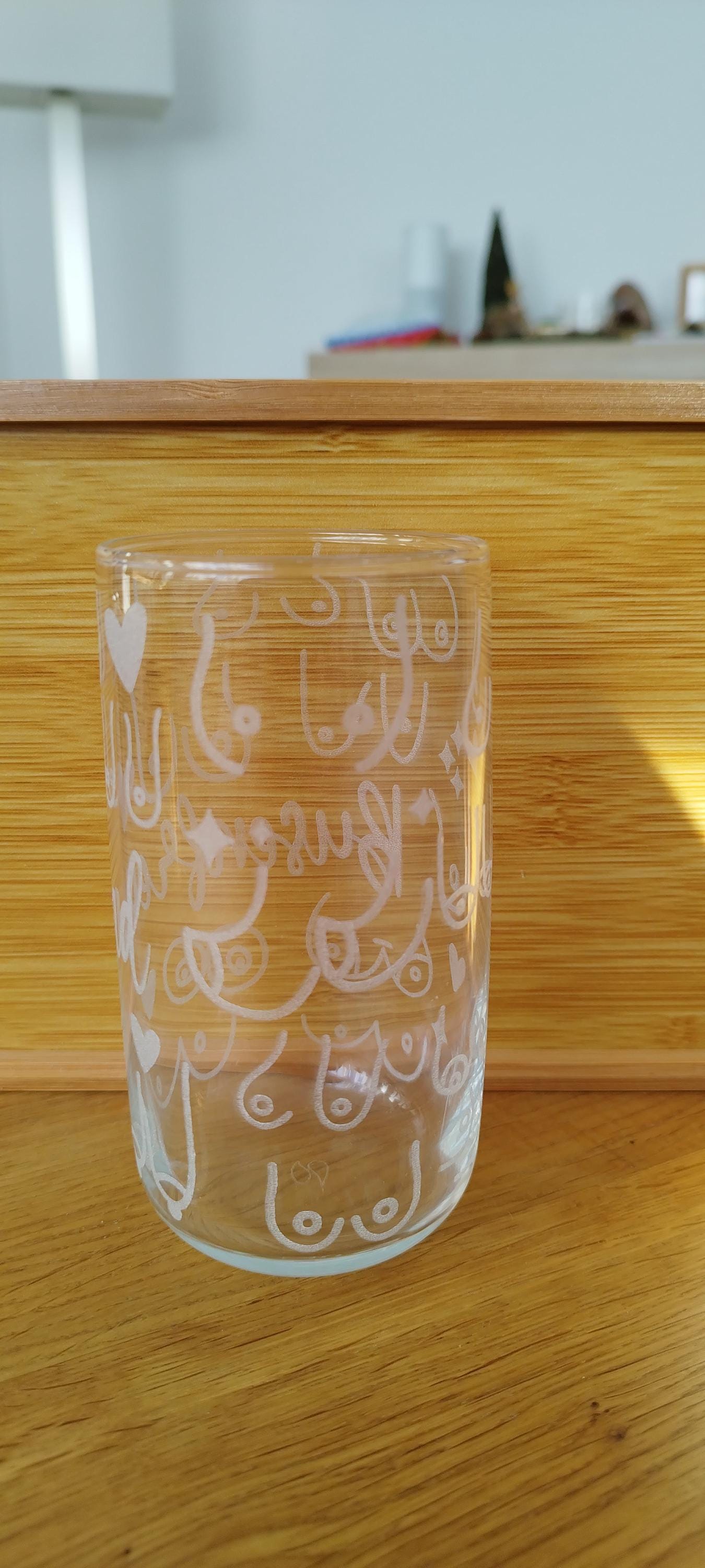 Graviertes Trinkglas mit Busenmotiven – Ein originelles Geschenk für die Busenfreundin oder den Busenfreund, graviert, personalisiert