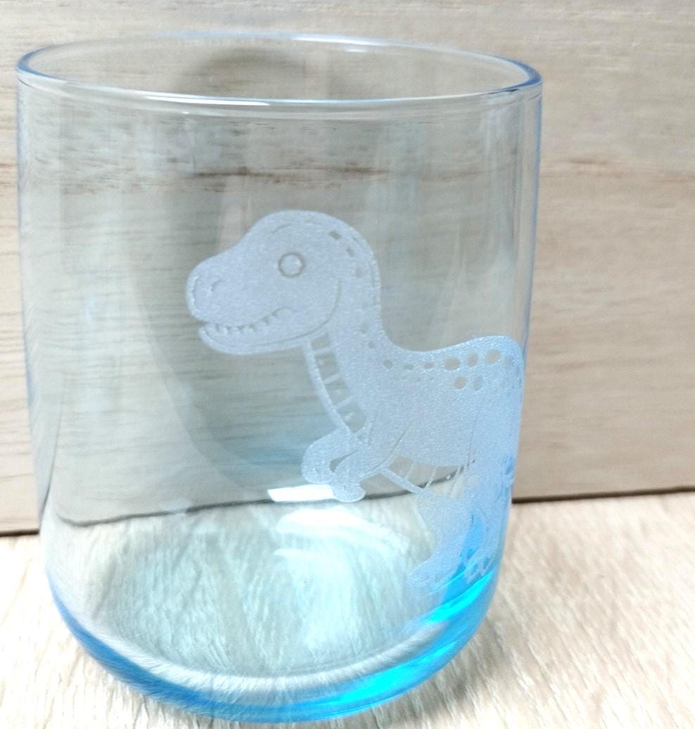 Zauberhafte Kinder-Gläser: Mit süßem Dino graviert – robust, spülmaschinenfest, perfekt für kleine Dino Fans, hellblau, 3 vers. Dinomotive