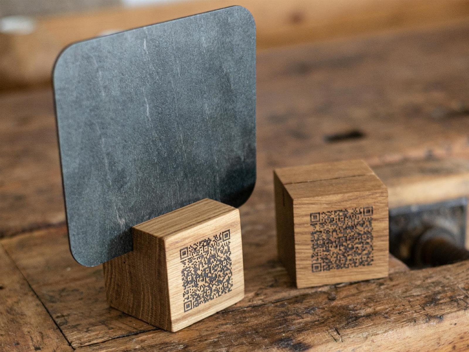 Holzwürfel mit Wunschgravur, 6x6x6 cm, mit Schlitz für Karten, Angebote usw., auf Wunsch mit QR Code, z.B. für Speisekarte